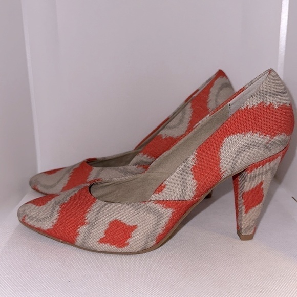Anthropologie Seychelles Delightful Orange and Grey Ikat Print Heels Size 7- NWT - Picture 4 of 11
